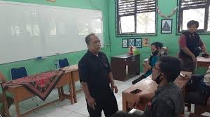 Check spelling or type a new query. Video Siswa Tak Lolos Ppdb Orangtua Geruduk Smpn 15 Tangerang Warta Kota