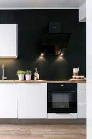 une deco haute couture en blanc et noir pour une cuisine moderne sur le mur de la credence une peinture noir cuisine blanche cuisine moderne cuisine plancher