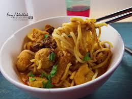 Mee kari adalah hidangan orang asia yang berasal daripada kaum melayu. Resepi Mee Kari Nyonya Tersedap
