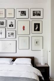 Di bagian dinding dalam ada dekorasi dinding dengan gaya tempo pertengahan, sedangkan lukisan di sebelah jendela justru terlihat kesan modern. 9 Ide Desain Kamar Minimalis Unik Dan Kreatif Artikel Spacestock