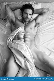 Homem nu na cama foto de stock. Imagem de sozinho, sedutor 