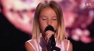 Quand commence the voice kids 2018. Tous Les Juges Se Retournent Apres Que Cette Petite Fille De 10 Ans Commence A Chanter