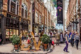It has an economy with large tourism, financial and commercial sectors. Discover Leeds By Train Crosscountry