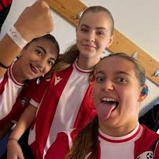 Spielbericht Frauen FF17** Am heutigen Spieltag traten 11 engagierte  Spielerinnen für den Erfolg an, wie es vom Interimstrainer-Trio gefordert  wurde. Von der ersten Minute an entwickelte sich ein spannendes Duell auf  Augenhöhe.