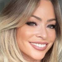 Lianne Valentine's Instagram, Twitter & Facebook