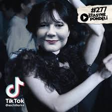 Mladí voliči odcházejí od vládních stran a zvažují volbu ANO. Znamená to,  že musí Fiala stejně jako Babiš točit tiktoky nebo vlogy ze svých návštěv  hudebních festivalů? 🤔Možná. Případně může zkusit jinou