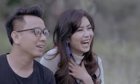 Lagu yang dipopulerkan oleh band ilir 7, pada 26 maret 2018, viral di media sosial setelah menjadi backsound aplikasi tik tok. Chord Dan Lirik Lagu Salah Apa Aku Ilir 7 Kumparan Com