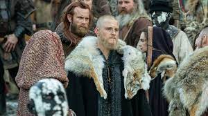 Bjorn bunun üzerine ölü takliti yapar ve bjorn'ün adamları rahiplerden cesedinin merasim eşliğinde yakılmasını isterler. Vikings Season 6b Does Bjorn Live Or Die In The Final Season Eclectic Pop