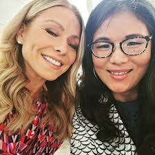 Pinch me * moment yesterday ~ siting next to @kellyripa at the  @umichmedicine women's health luncheon for women 💙 Thank YOU to my Seoul  Sister @nicoleeisenberg720 for making this happen! It was
