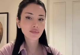 Sara 'diss' Arjan, publishes photo of herself kissing Atdheu in the car!