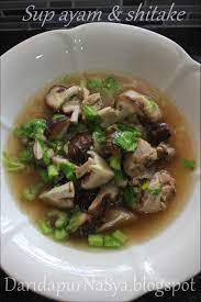 Masukkan cendawan butang dikuti dengan air kiub pati ayam. Dari Dapur Nasya Sup Ayam Dan Cendawan Shitake