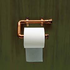 C Est Une Tendance Actuelle Le Metal Dore Cuivre Patine Fait Parti De Nos Interieurs Et On En Distributeur Papier Toilette Meubles En Tuyau Deco Toilettes