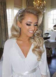 Im Allgemeinen Hangt Die Frisur Vom Thema Oder Der Veranstaltung Ab Egal Ob Es Sich U Bridal Hair And Makeup Beach Wedding Makeup Wedding Makeup For Blue Eyes