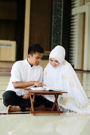 Biasanya foto tersebut bercerita tentang perjalanan asmara. Foto Prewedding Romantis Tanpa Bersentuhan Bagi Pasangan Muslim