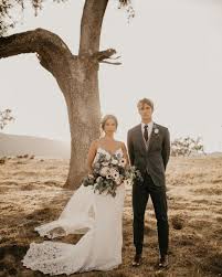 Ob als deko, als thema für die hochzeit oder in der mode ist der begriff vintage nicht mehr wegzudenken. Herren Hochzeitsanzug Guide Fur Jedes Hochzeitsthema Outdoor Vintage Formell Hockerty