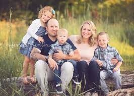 Spring Outfits For Family Pictures 50 Best Outfits Family Photo Pose Family Picture Poses Family Picture Outfits
