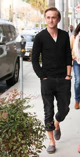 Rise Of The Planet Of The Apes Tom Felton Scenes Tom Felton In Tom S Shoes Tom Felton Tennis Shoes Outfit Felton