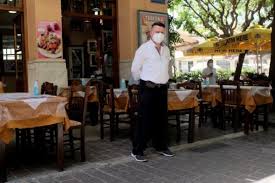 Ότι η μουσική θα αρχίσει να παίζει στα μαγαζιά όταν έρθουν αρκετοί τουρίστες. Opjzu0cnhg Wom