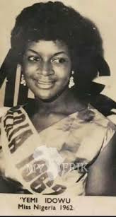 A Glimpse into History: The 1964 Miss Universe Pageant and Nigeria's First  Representative This photograph captures a remarkable moment from the 1964  Miss Universe pageant, showcasing contestants from around the world dressed