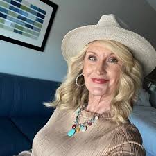 Patricia Holguin (@PatriciaHolgu15)