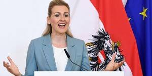 Nach den diskussionen um die aberkennung ihres doktortitels tritt die deutsche familienministerin franziska giffey. Osterreichische Ministerin Tritt Zuruck Approbiertes Geschwurbel Taz De