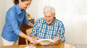 Hinter hermanns hannes haus hängen hundert hemden raus, hundert hemden. Essen Und Trinken Im Alter Wenn Es Oma Oder Opa Nicht Mehr Schmecken Will Onmeda De