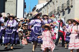 Los momentos de juegos y experiencias en familia serán unos de los mejores recuerdos que les dejemos a nuestros hijos de su. Los 5 Mejores Carnavales De Peru Viajes Del Peru Travel Blog Sobre El Peru