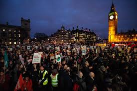 Londra este una din cele patru mari capitale ale modei, alaturi de paris, milano si new york. Mii De Oameni Au Iesit Sa Protesteze In Londra Si Mai Multe Orase Din Marea Britanie Impotriva Vizitei Lui Trump Opriti L Stirileprotv Ro
