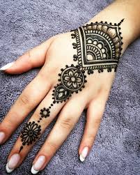  915 Likes 6 Comments Melanie Ooi Bluelotushennaportland On Instagram Lovely Hand From Yester Simple Henna Tattoo Henna Tattoo Hand Henna Tattoo Designs