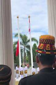 Didalam kamus bahasa melayu, termasuk dewan bahasa dan pustaka juga telah menjelaskan perbezaan maksud adat dan adat istiadat. Bendera Alam Peudueng Berkibar Di Istana Adat Kerajaan Aceh