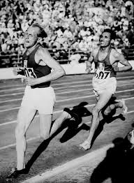 Emil Zatopek La Locomotora Checa Gano 18 Records Mundiales En Atletismo En 1953 Completo El 10k En 29 Minutos Atletismo Atleta Records Mundiales