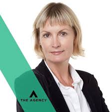 Meet Lynn Kahn Pinn, an exceptional member of the RE/MAX Living team with  over 23 years of experience in the property industry!