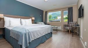 Jølster hotell er inga vanleg dokumentarisk skildring av flyktningsituasjonen i dag, men det er ei nær og varm forteljing om korleis det er å vente, vente på vedtak, vente på at klager skal bli behandla. Thon Hotel Jolster Skei I Jolster Booking Deals Photos Reviews