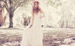 Abito da sposa con decorazioni middot; Matrimonio Boho Chic Lemienozze It