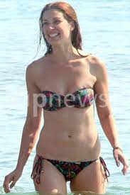 Η εκπρόσωπος της αλβανίας άντζελα περιστέρη ερμηνεύει το παραλύω της άννας. Antzela Eyripidh Boyties Sth 8alassa Vipnews