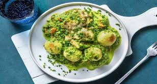 Cremiger Mini Klosse Auflauf Rezept Hellofresh Rezept In 2020 Klosse Lebensmittel Essen Spinat
