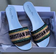 Dior saddle bag is very beautiful and there may be very good replicas out there so be very careful to catch the details. Christian Dior Dway Slides