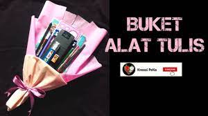 Alat ini adalah alat tulis yang terdiri dari kumpulan kertas yang bisa menjadi sangat penting sebagai alat bantu ingat hal yang mungkin bisa dilupakan oleh… Buket Alat Tulis Lengkap Ll Stationary Bouquet Ll Diy Tutorial Youtube