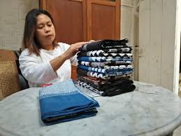 Setelah semua alat dan bahan yang dibutuhkan selesai disiapkan sekarang anda bisa mulai membuat batik tulisnya dengan mengikuti proses pembuatan batik tulis sebagai berikut. Proses Pembuatan Batik Dari Batik Losari Yayasan Losari