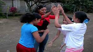 Los juegos se han vuelto parte de la vida diaria de los este juego tradicional consiste en vendar los ojos a uno de los niños mientras se le da vueltas y. Juegos Populares Dominicanos