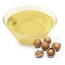 L Huile Vegetale De Noisette En Automne Huile De Noisette Huile Corps Huile Vegetale