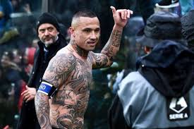 Radja loves flowers and has many types on his body and has also covered his back with a tattoo as a tribute to his mother. Radja Nainggolan Schittert Bij Cagliari Voor Zijn Zieke Vrou De Standaard Mobile