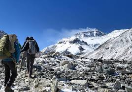 Selon les historiens de l'everest, les expéditions sur cette montagne, de nos jours, sont bien différentes de celles du temps des pionniers alors une expédition empruntant la face népalaise du mont everest s'étalle sur plusieurs semaines. Everest North Flash Furtenbach Adventures