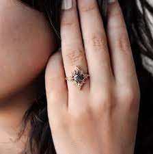 Aerolite Rustic Engagement Rings Bague De Fiancailles Unique En Diamant De Sel Et De Poivre Mariee Indie Diamants Naturels 14k Rose Gold Rustic Engagement Rings Unique Engagement Rings Diamond Engagement Rings