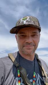 arizonacustomhunts had the big 7X7 located and watched him for many days.  In an instant, he disappeared, nowhere to be found. Hunter Weems  (@arizonacustomhunts ) and his team spread out to get