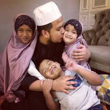 Beliau dilahirkan dalam keluarga berketurunan cina dan beragama buddha. Cara Ustaz Ebit Lew Berkongsi Cerita Ni Memang Menyentuh Hati Sampai Anak Kecil Menangis Hargai Ibu Ayah Kita Pa Ma