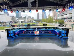 Follow our 2021 nfl draft tracker, draft history & mock draft commentary. Nfl Draft 2021 Nfl Media Combines Lessons From 2020 Virtual Draft With Onsite Presence For Best Of Both Worlds