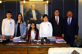 Manavgat belediye başkanı şükrü sözen kazanılan mavi bayrağı turçev yöneticileriyle birlikte göndere çekti. Manavgat Belediye Baskanligi Koltuguna Simay Sargin Oturdu Antalya Haberleri