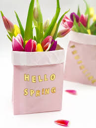 Fruhlingsdeko Selber Machen Aus Papiertuten Anleitung Mit Video Fruhlingsdekoration Papiertuten Basteln Papiertuten