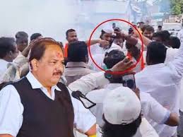 Breaking: संभाजी ब्रिगेडचे प्रवीण गायकवाड यांना काळं फासले, अक्कलकोटमध्ये राडा, अंगावरील कपडे फाडण्याचा प्रयत्न (लिंक कमेंटमध्ये)